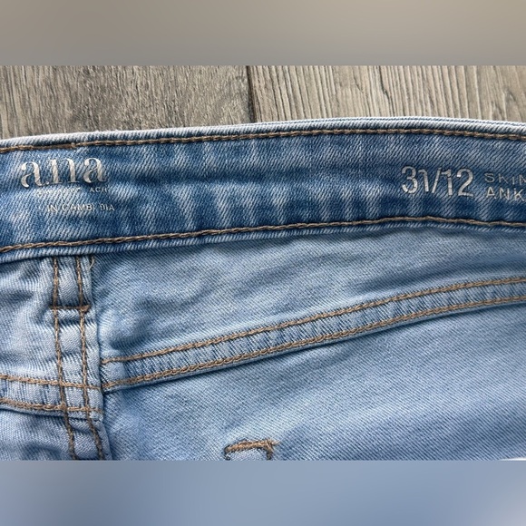 a.n.a  Women’s Jeans Embroidered Roses Cropped Size 12 - Picture 5 of 8